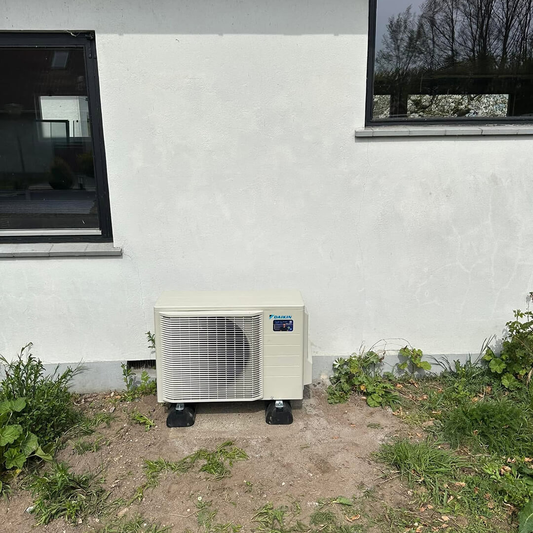 Luft til luft varmepumpe installeret i helårsbolig