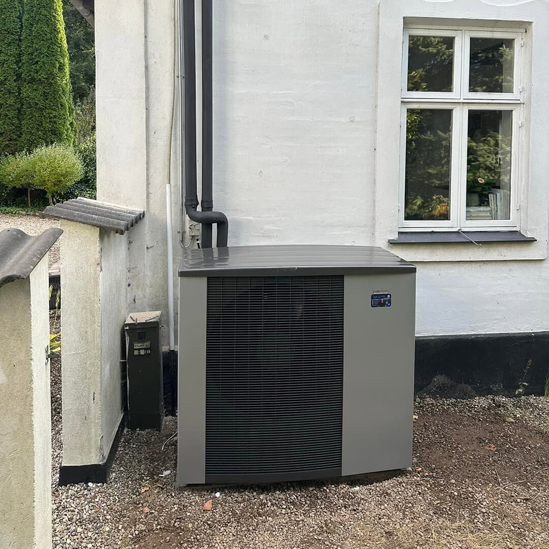 Luft til vand varmepumpe installeret i Roskilde